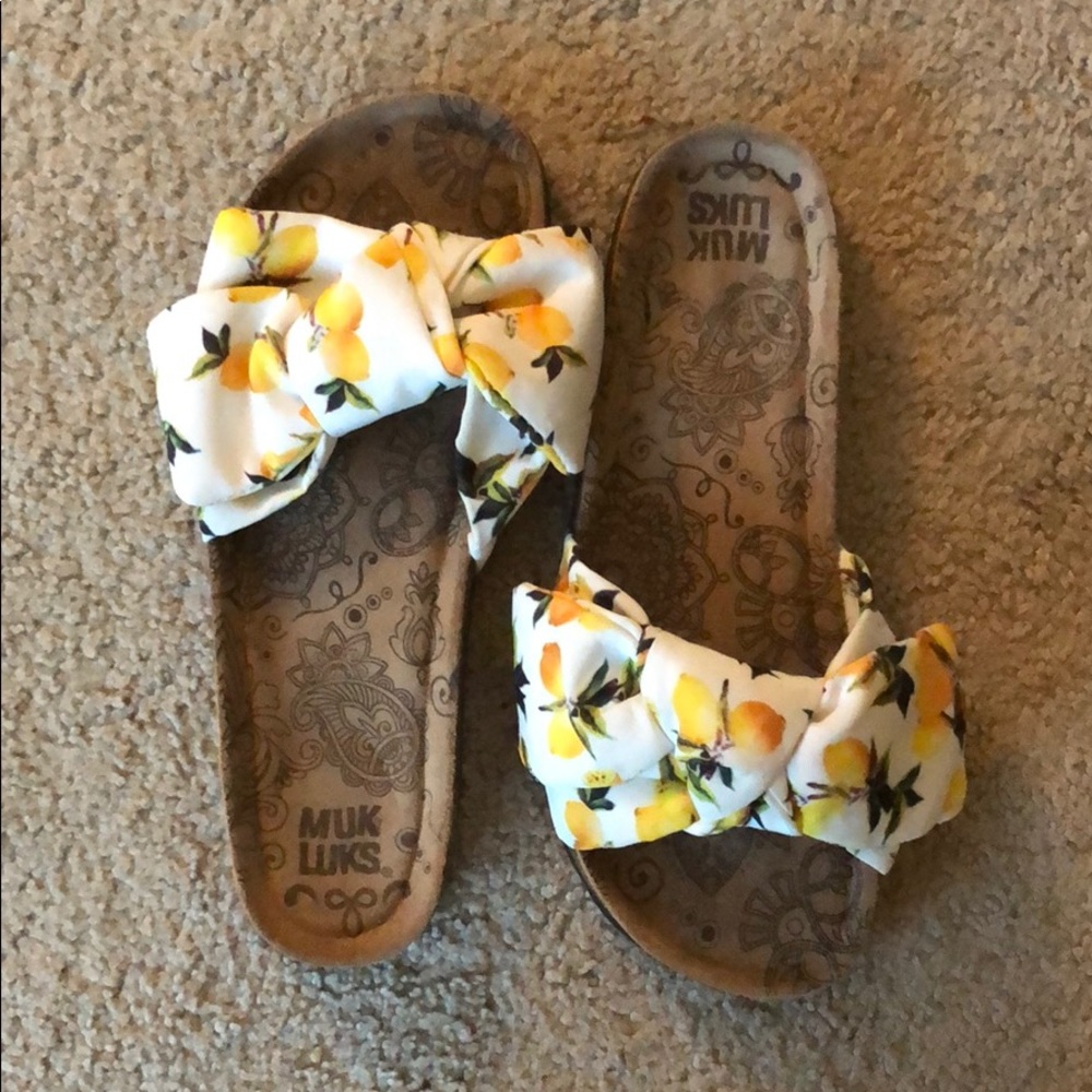 MukLuks - size 9 lemon bow sandals